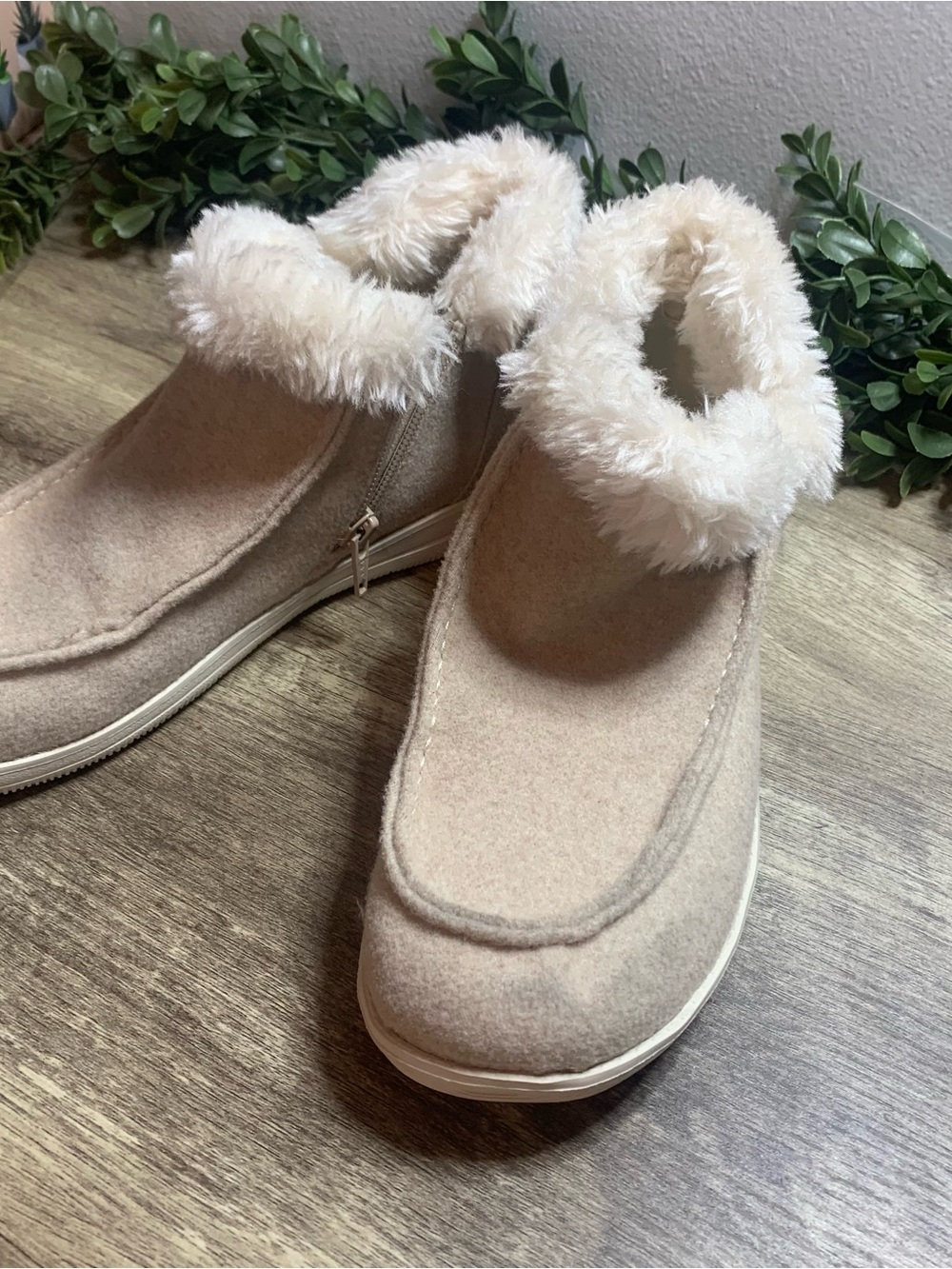 Makalu California Faux-Fur Trim Ankle Booties in Cream Ladies Sz 6